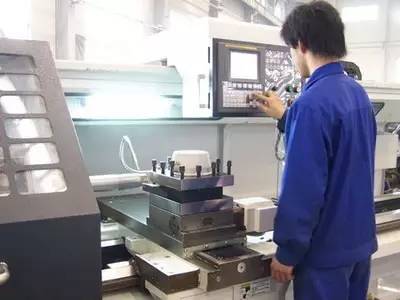 一個(gè)普通數(shù)控操作工的一天，說(shuō)出來(lái)都是淚啊